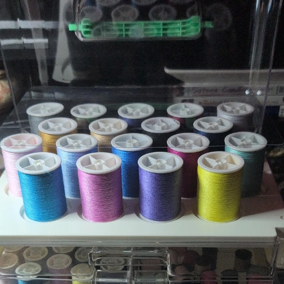 Multi-Color Thread Organizer Box - Picture 2 of 9
